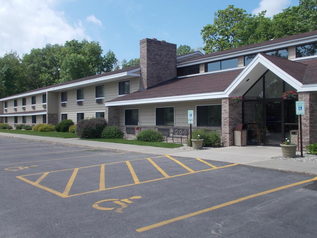 Boarders Inn And Suites By Cobblestone Hotels - Ripon Экстерьер фото