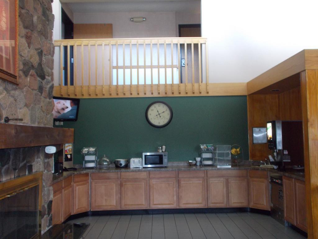 Boarders Inn And Suites By Cobblestone Hotels - Ripon Экстерьер фото