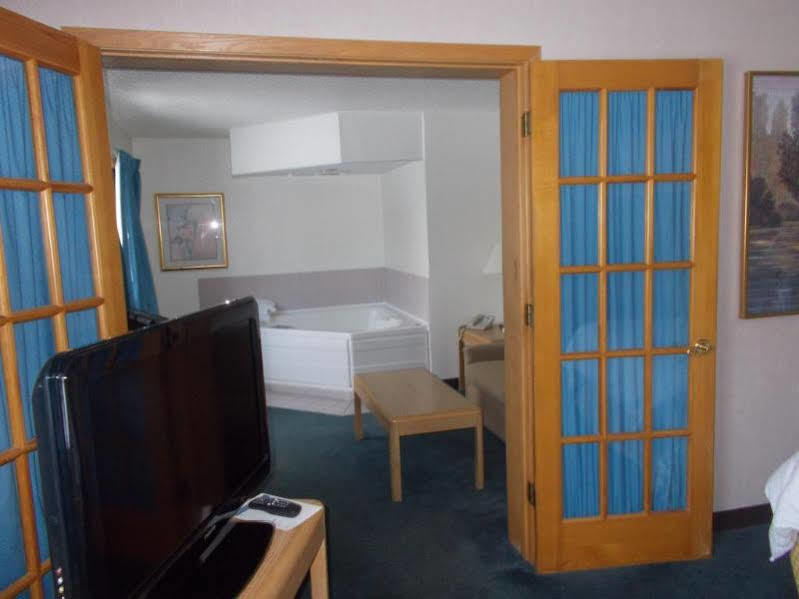 Boarders Inn And Suites By Cobblestone Hotels - Ripon Экстерьер фото