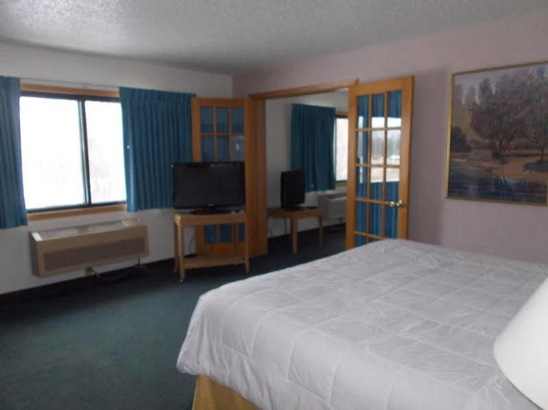Boarders Inn And Suites By Cobblestone Hotels - Ripon Экстерьер фото