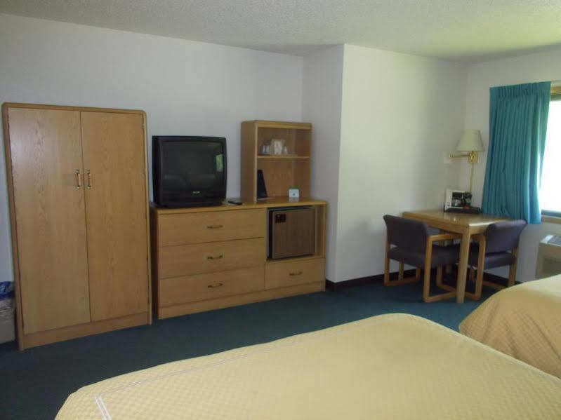 Boarders Inn And Suites By Cobblestone Hotels - Ripon Экстерьер фото