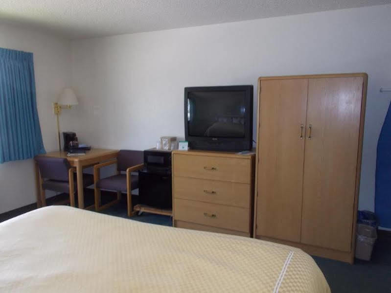 Boarders Inn And Suites By Cobblestone Hotels - Ripon Экстерьер фото