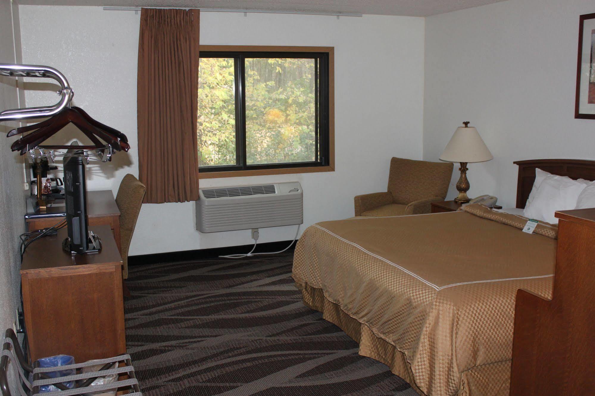 Boarders Inn And Suites By Cobblestone Hotels - Ripon Экстерьер фото
