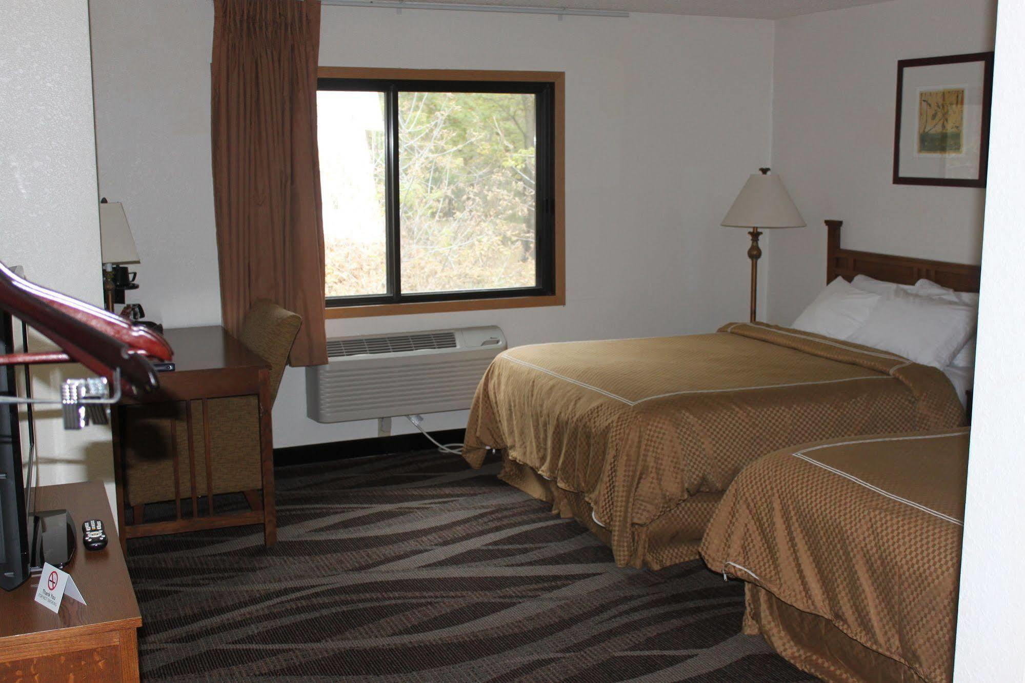 Boarders Inn And Suites By Cobblestone Hotels - Ripon Экстерьер фото