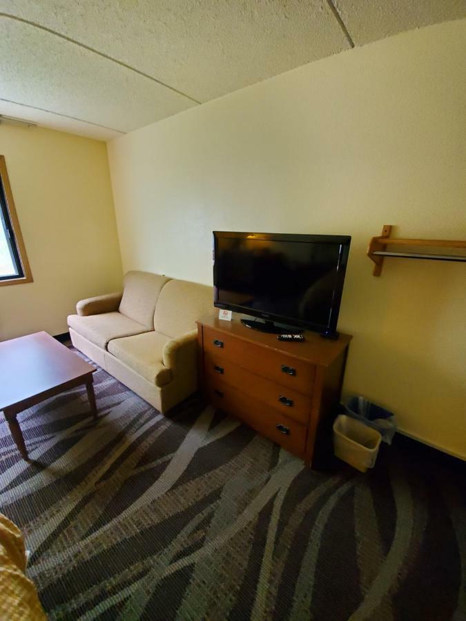Boarders Inn And Suites By Cobblestone Hotels - Ripon Экстерьер фото
