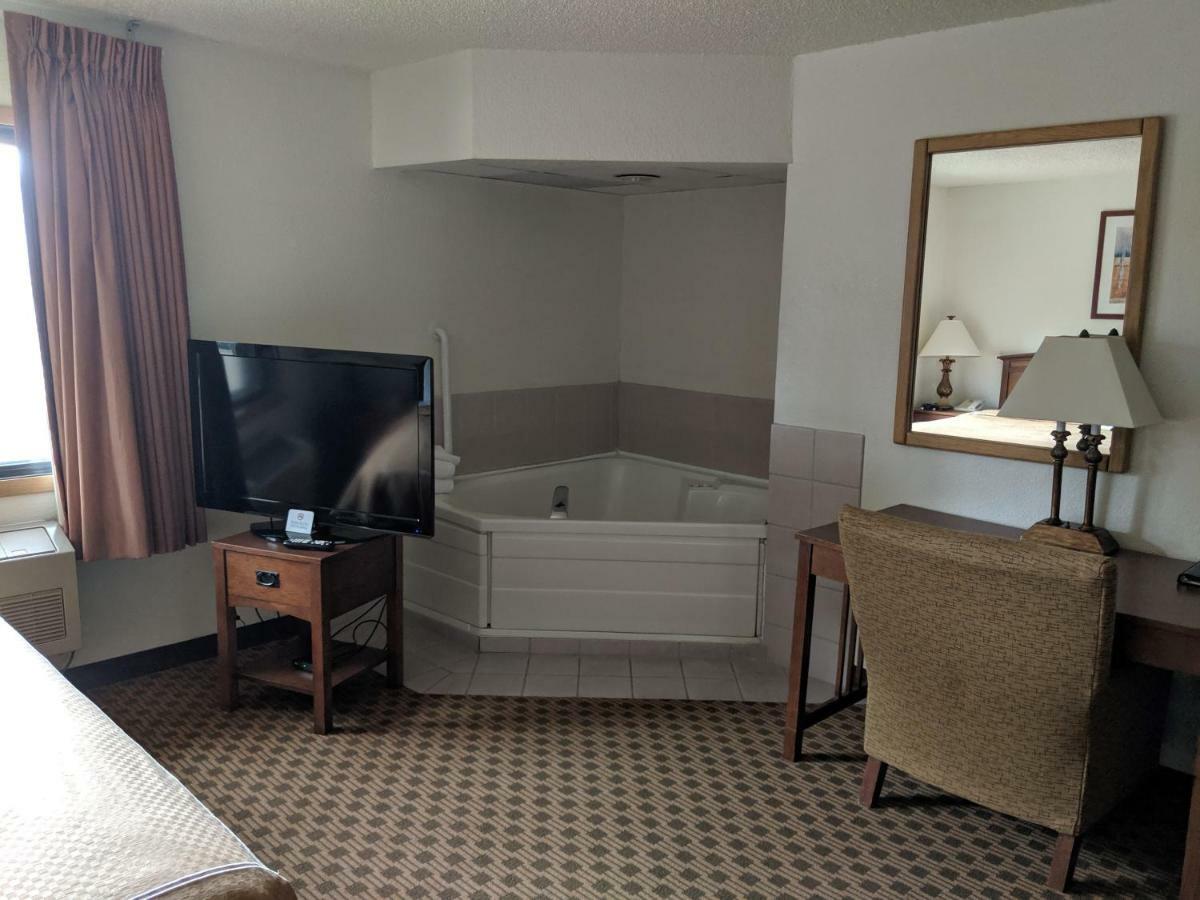 Boarders Inn And Suites By Cobblestone Hotels - Ripon Экстерьер фото